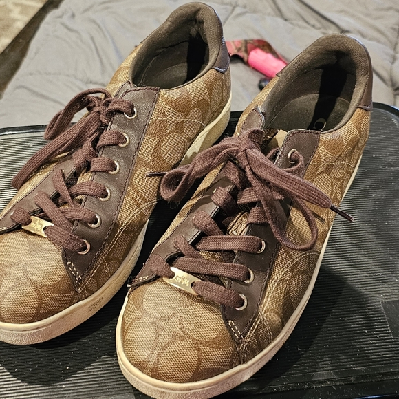 Authentic coach sneakers. Beautifully colored and comfortable cute with shorts - Picture 2 of 4